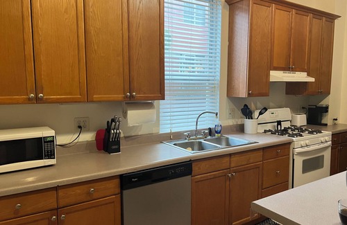 Wrigleyville Apartment | Charming 2-bedroom 1 block to Wrigley