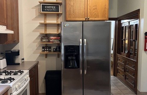 Wrigleyville Apartment | Charming 2-bedroom 1 block to Wrigley