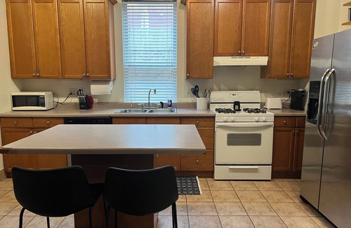 Wrigleyville Apartment | Charming 2-bedroom 1 block to Wrigley