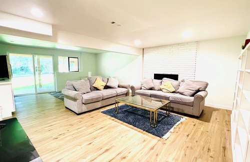Lynnwood House | Charming 2-bedroom & 1 Full bath basement apartment with AC in lovely Edmonds