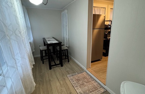 Manchester Apartment | Charming 2-bedroom 2nd Fl apt in Manchester. Walking distance to restaurants