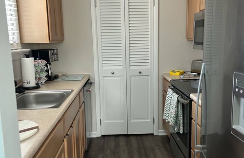South End Condo | Charming 2-bedroom, 2nd floor condo with pool, AC, & WiFi in Ocean City, NJ