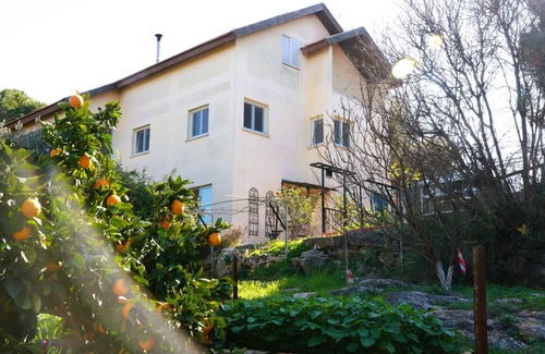 Michmanim Apartment | Charming 2-bedroom apartment with WiFi, AC in quaint Mikhmanim