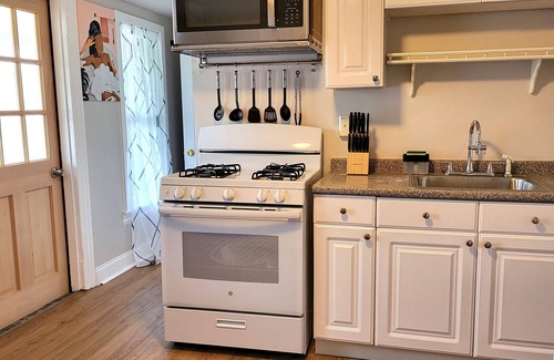 Hamilton District Apartment | Charming 2-bedroom apartment with WiFi, AC in serene Allentown