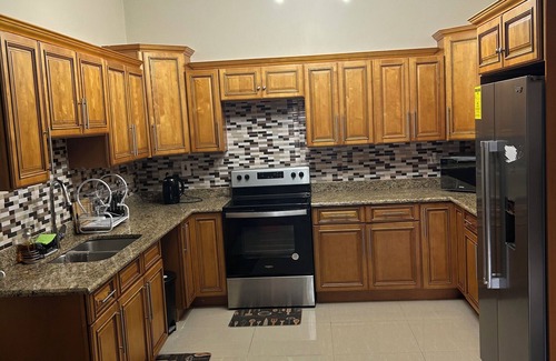 Saint Andrew Apartment | Charming 2-bedroom apartment with WiFi, AC in wonderful Kingston