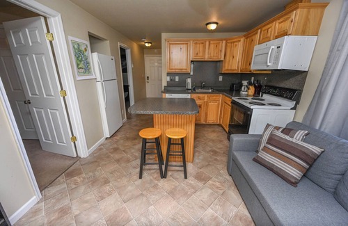 Accident Apartment | Charming 2-bedroom apartment with AC, WiFi in delightful Accident
