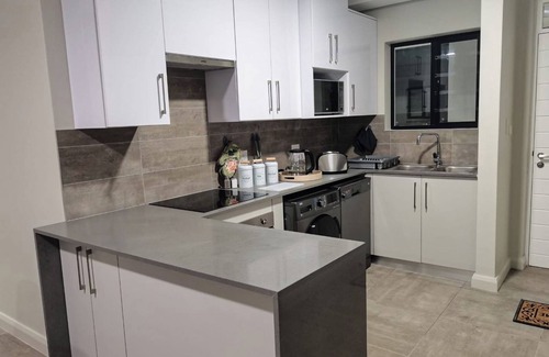 Port Elizabeth Apartment | Charming 2-bedroom apartment with an ocean view in lovely Gqeberha Summerstrand