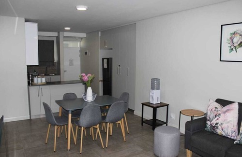 Port Elizabeth Apartment | Charming 2-bedroom apartment with an ocean view in lovely Gqeberha Summerstrand
