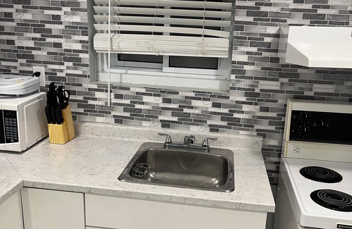 Walkerville Apartment | Charming 2-bedroom apartment with AC, WiFi in Windsor