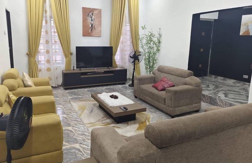 Yenagoa Apartment | Charming 2-bedroom apartment in marvelous Yenagoa with WiFi, AC