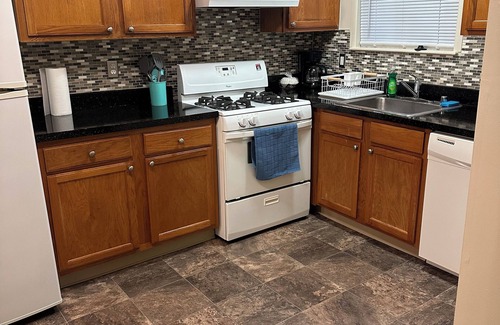 Overlea Apartment | Charming 2-bedroom apartment in fantastic Overlea with AC