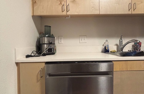 Squire Park Apartment | Charming 2-bedroom apartment in Seattle with WiFi, AC