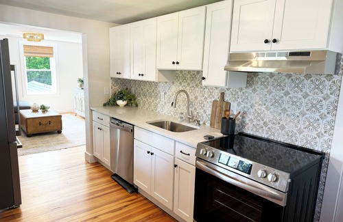 Winchester Apartment | Charming 2-bedroom apartment with AC, WiFi LAKE VIEWS!