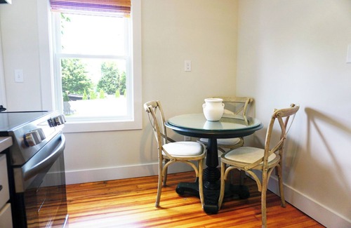 Winchester Apartment | Charming 2-bedroom apartment with AC, WiFi LAKE VIEWS!
