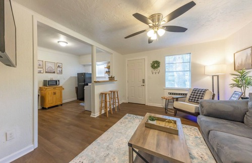 Benton Apartment | Charming 2-bedroom apartment with AC, WiFi in Benton