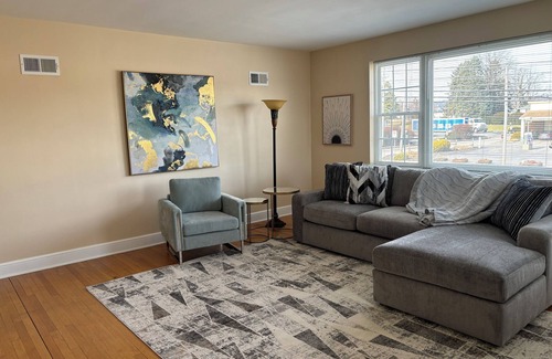 Stonybrook-Wilshire Apartment | Charming 2-bedroom apartment with WiFi and AC in fabulous York