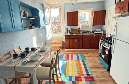 Hull House | Charming 2-bedroom building in delightful Hull with ocean view
