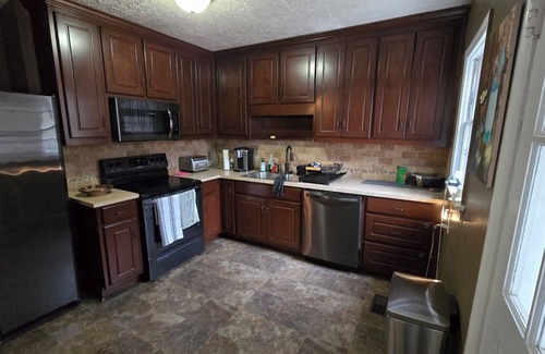 Columbus House | Charming 2-bedroom bungalow with WiFi minutes away from St Francis Hospital