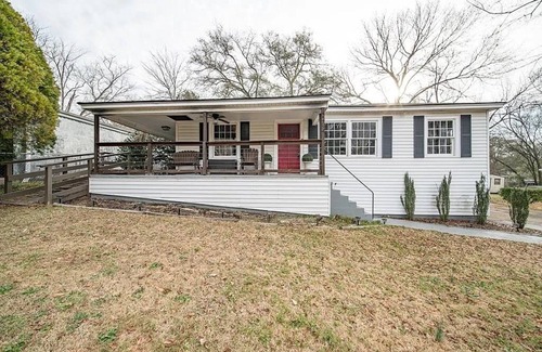 Columbus House | Charming 2-bedroom bungalow with WiFi minutes away from St Francis Hospital