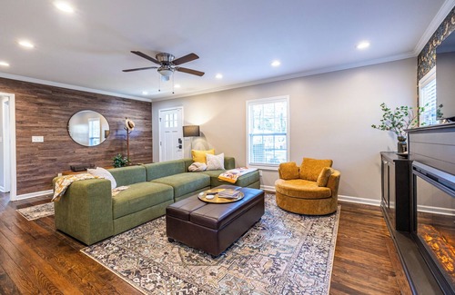 East Atlanta House | Charming 2-bedroom bungalow in lovely Atlanta, Backyard Fire Pit, Pet Friendly