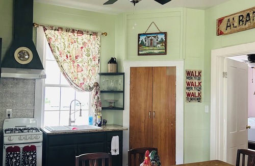 Jeanerette Cottage | Charming 2-bedroom cottage on the bayou Teche in Jeanerette with AC, WiFi