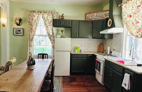 Jeanerette Cottage | Charming 2-bedroom cottage on the bayou Teche in Jeanerette with AC, WiFi