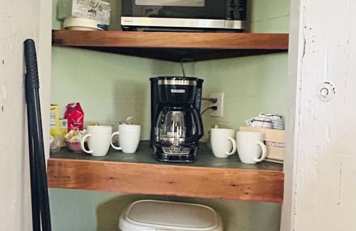 Jeanerette Cottage | Charming 2-bedroom cottage on the bayou Teche in Jeanerette with AC, WiFi