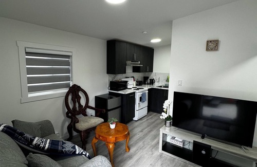 Mill Lake House | Charming 2-bedroom suite with completely separate entrance
