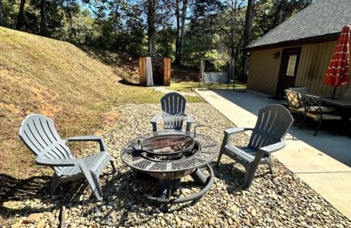 Tazewell Cabin | Charming 2-bedroom cabin located on the Clinch River in Tazewell, TN