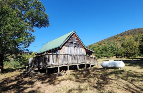 Harrison Cabin | Charming 2-bedroom cabin on 18 Acres with WiFi, AC in Compton. Hunting Perfect!