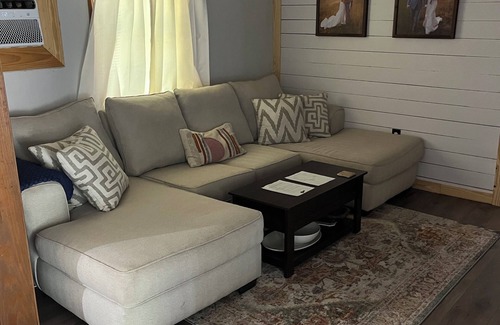 Oxford Cabin | Charming 2-bedroom cabin with WiFi, AC in delightful Oxford