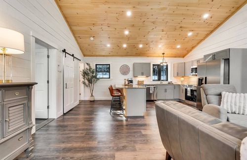Glenburn Ski Chalet | Charming 2-bedroom chalet with jacuzzi WiFi and AC in Glenburn