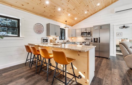 Glenburn Ski Chalet | Charming 2-bedroom chalet with jacuzzi WiFi and AC in Glenburn