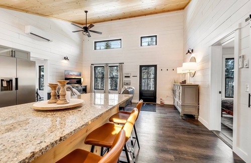 Glenburn Ski Chalet | Charming 2-bedroom chalet with jacuzzi WiFi and AC in Glenburn