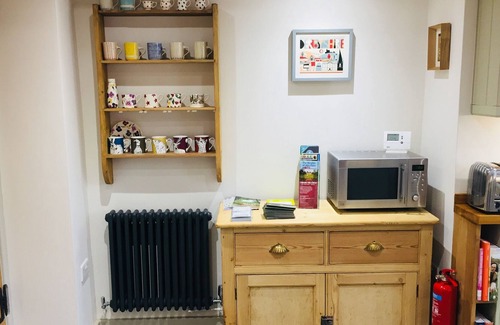 Melbourne Cottage | Charming 2 Bedroom Character Cottage - sleeps 4 people