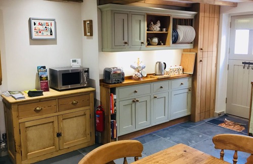 Melbourne Cottage | Charming 2 Bedroom Character Cottage - sleeps 4 people