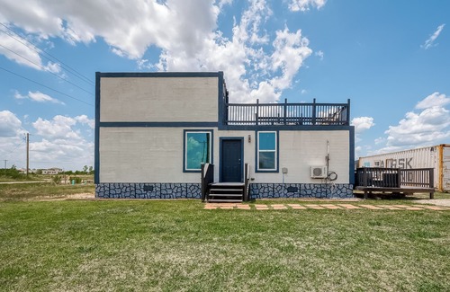 Cleveland House | Charming 2-bedroom Container Home with AC, WiFi in superb Cleveland