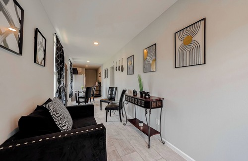 Cleveland House | Charming 2-bedroom Container Home with AC, WiFi in superb Cleveland