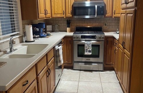 Old Forge House | Charming 2 -bedroom cottage farmhouse with WiFi and AC in Old Forge