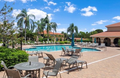 Naples Condo | Charming 2-bedroom condo in brilliant Naples with WiFi, AC, fitness room