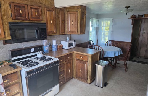 Simonton Lake Cottage | Charming 2-bedroom cottage "on Simonton Lake" in delightful Elkhart with WiFi