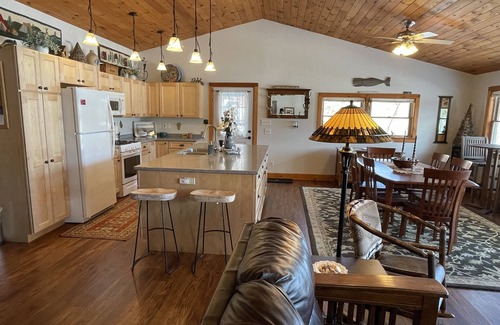 Milford House | Charming 2 bedroom cottage overlooking Arnold Lake under 10 min to CDP