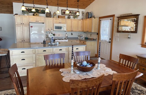 Milford House | Charming 2 bedroom cottage overlooking Arnold Lake under 10 min to CDP