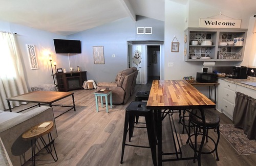 Molena Cottage | Charming 2-bedroom cottage in Molena Ga. Family & pet friendly.