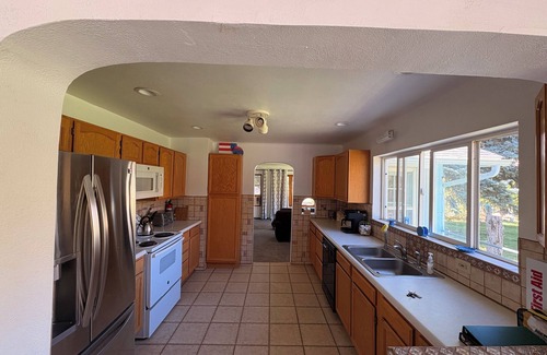 Palisade House | Charming 2-Bedroom Farmhouse in Palisades Wine Country