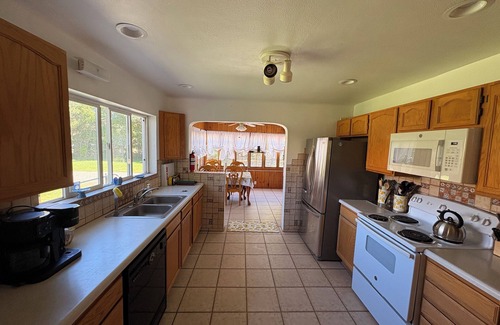 Palisade House | Charming 2-Bedroom Farmhouse in Palisades Wine Country