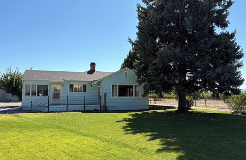 Palisade House | Charming 2-Bedroom Farmhouse in Palisades Wine Country