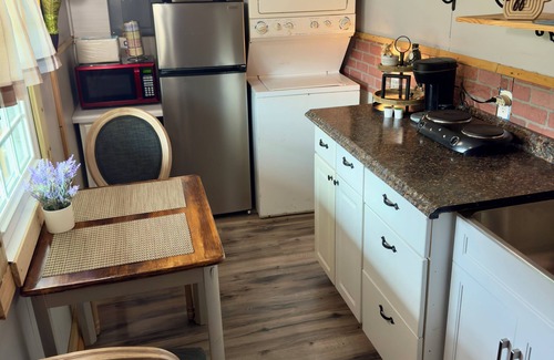 Decherd Other | Charming 2-bedroom farmhouse near The Caverns and Woods Reservoir Lake