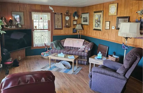 Houston County Other | Charming 2-bedroom farmhouse with WiFi, AC in enchanting Houston