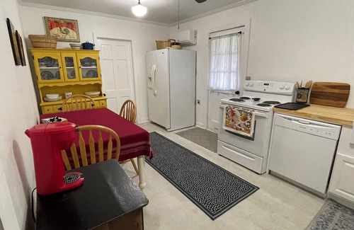 Eastabuchie Other | Charming 2-bedroom farmhouse in Sumrall with WiFi and AC